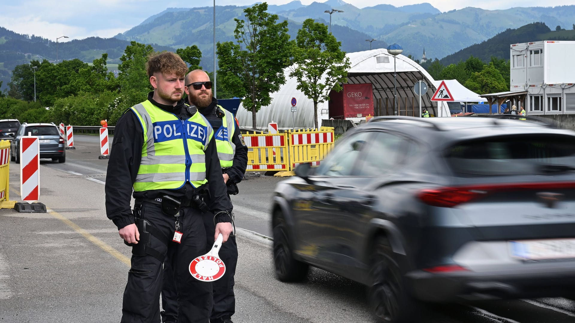 Grenzkontrolle bei der Einreise nach Deutschland: Trotz Ausreiseverbots reiste eine Gruppe Rechtsextremisten nach Italien.