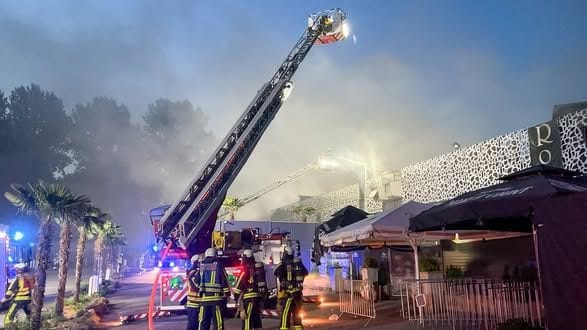 Großeinsatz für die Bochumer Feuerwehr: Eine Diskothek brannte fast vollständig nieder.