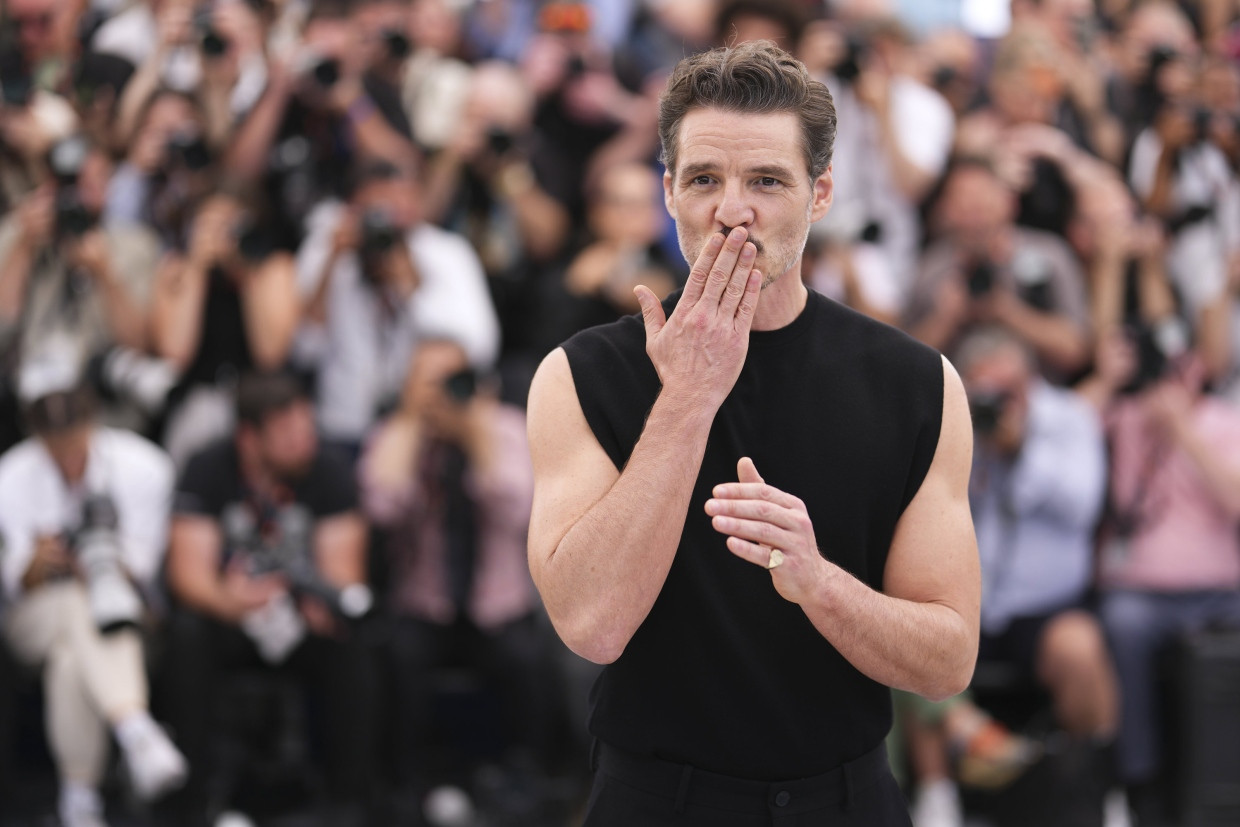 Gut gelaunt an der Croisette: Pedro Pascal wirft Fans und Fotografen Küsschen zu.