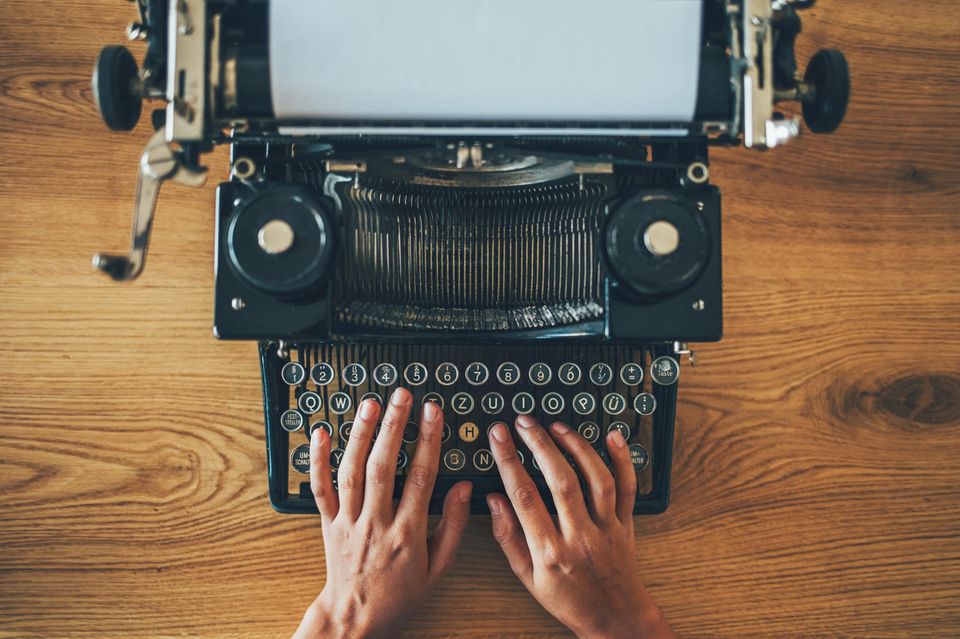 Traumjob Schriftstellerin: Hände an der Schreibmaschine