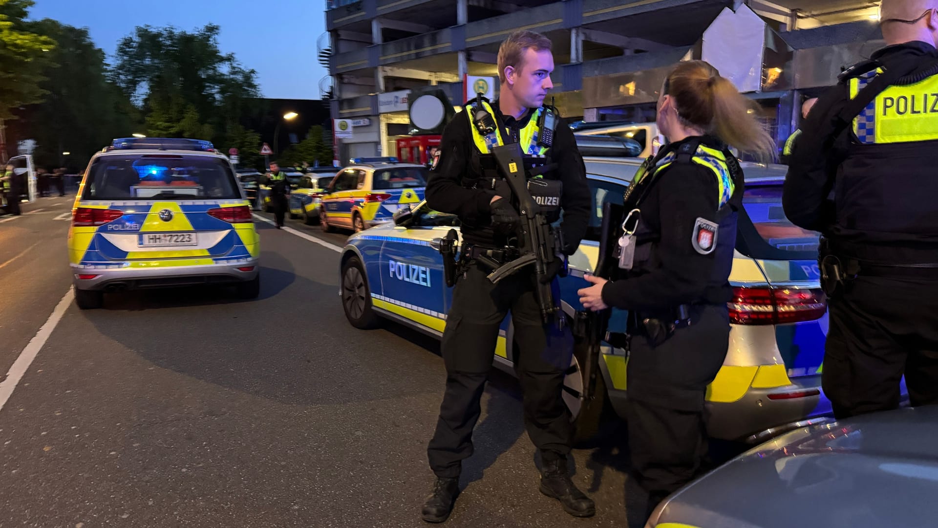 Hamburger Polizisten am Donnerstagabend in Jenfeld: Eine Person wurde dort bei einem Angriff verletzt.