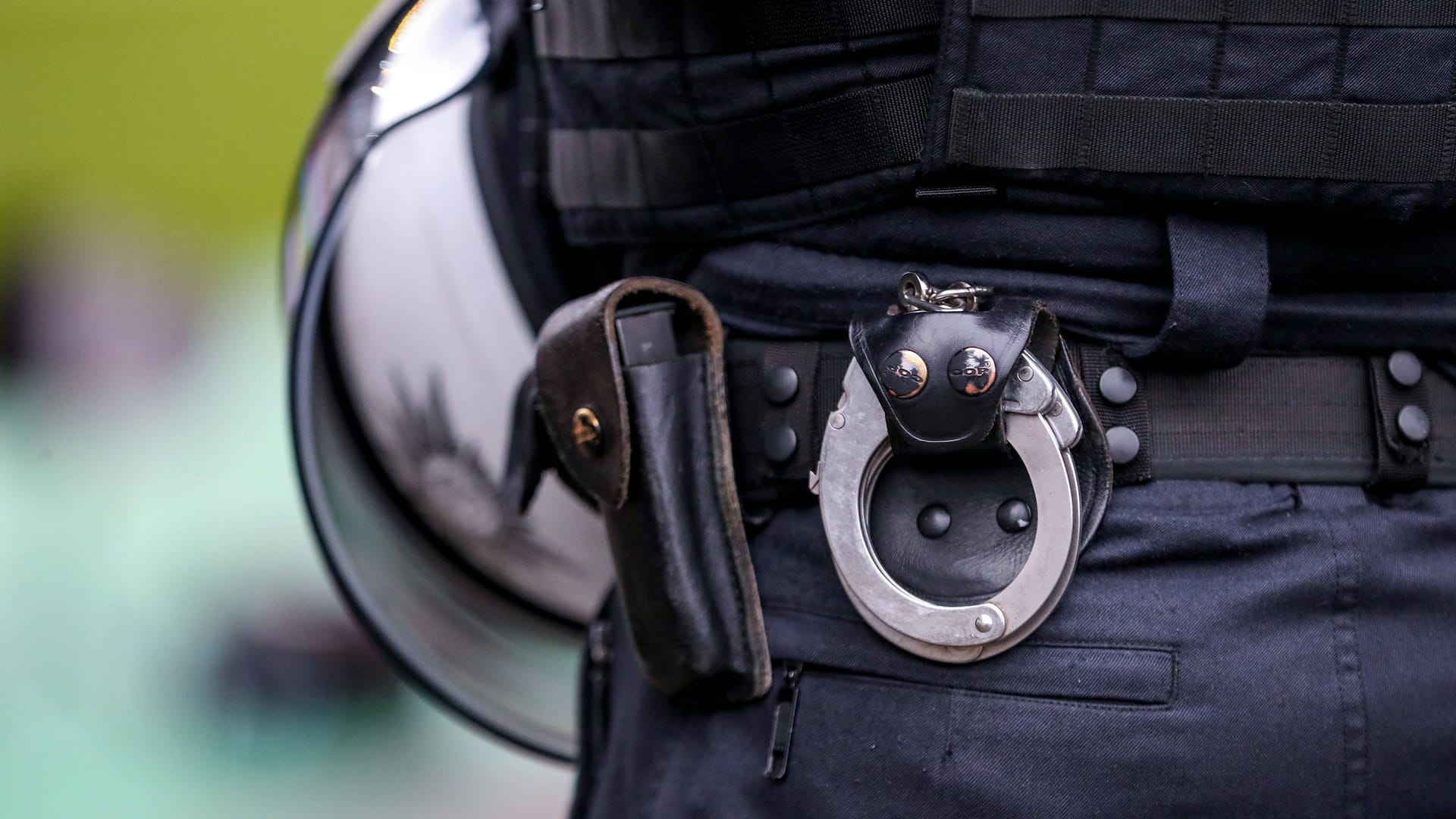 Handschellen am Polizei-Einsatzgürtel (Symbolbild): Insgesamt wurden während des Einsatzes in Bremen 42 Personen kontrolliert.