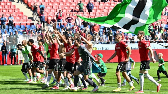 Jubel bei den Fußballern von Hannover 96 © picture alliance/dpa Foto: Swen Pförtner