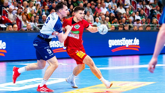 Hannovers Renars Uscins (r.) und Potsdams Josip Simic kämpfen um den Ball. © IMAGO Images Foto: Jan Guenther
