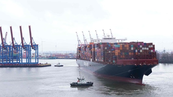 Ein Schiff der Reederei Hapag-Lloyd im Hamburger Hafen. © picture alliance/dpa Foto: Marcus Brandt