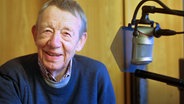 Der Regisseur Hark Bohm steht in einem Sendestudio. © NDR 