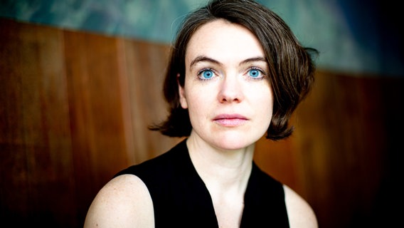 Junge Frau mit halblangen kurzen schwarzen Haaren. Es ist die Choreographin und Tänzerin Katja Heitmann. © Hanneke Wetzer Foto: Hanneke Wetzer
