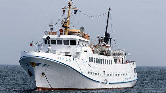 Eine weißes Schiff auf dem Wasser. © Erlebnis Bremerhaven Foto: Erlebnis Bremerhaven