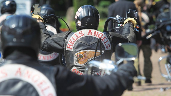 Mitglieder des Rockerclubs "Hells Angels" fahren Motorrad. © picture alliance / imageBROKER | Thomas Frey Foto: Thomas Frey