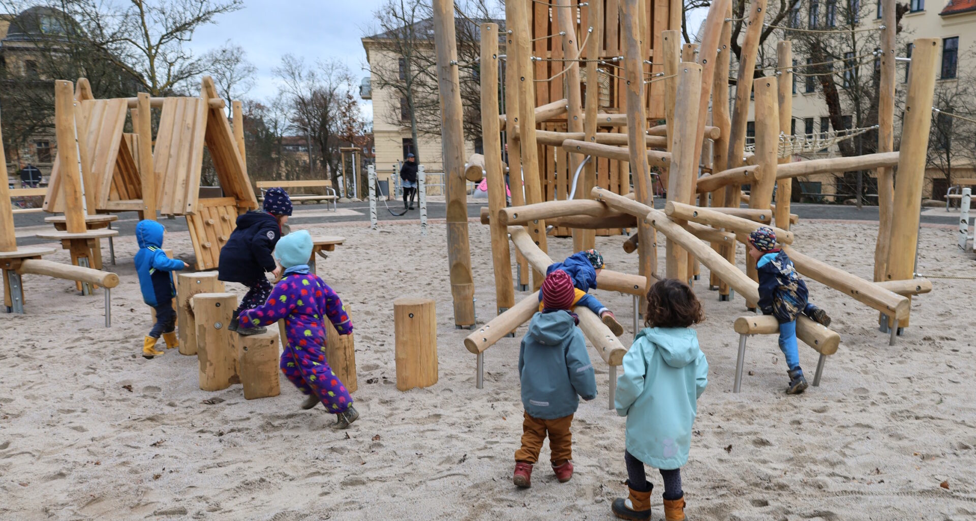 Spielzeugkisten auf drei Spielplätzen · Leipziger Zeitung