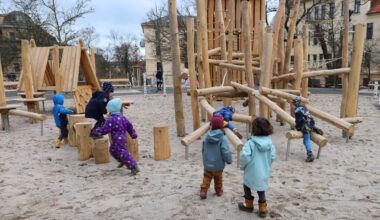 Spielzeugkisten auf drei Spielplätzen · Leipziger Zeitung