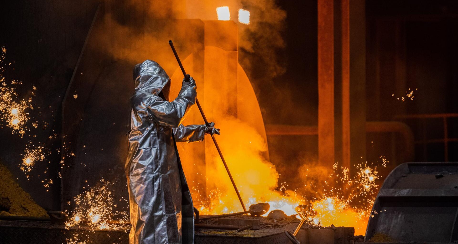 Ein Stahlarbeiter von Thyssenkrupp prüft den Roheisen am Hochofen 8 auf dem Werksgelände.