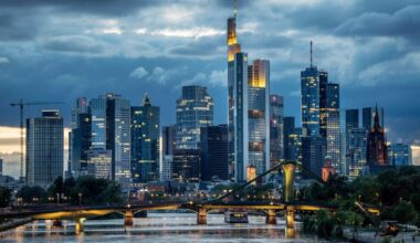 Junger Mann klettert Wolkenkratzer an Mainzer Landstraße hoch