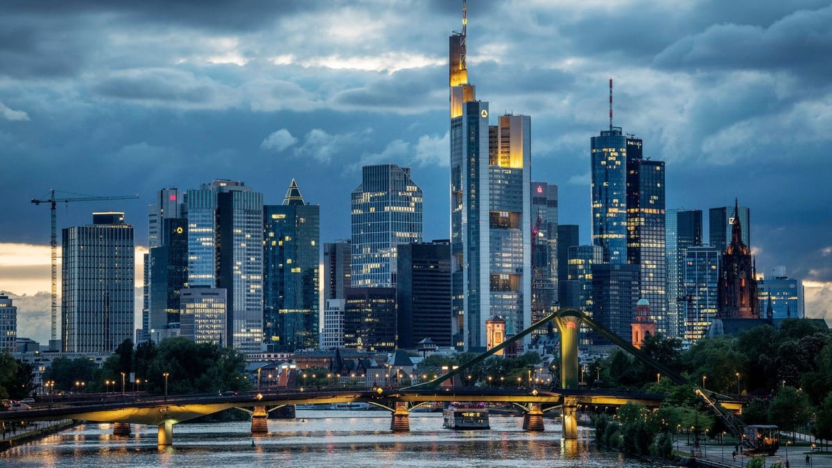 Junger Mann klettert Wolkenkratzer an Mainzer Landstraße hoch