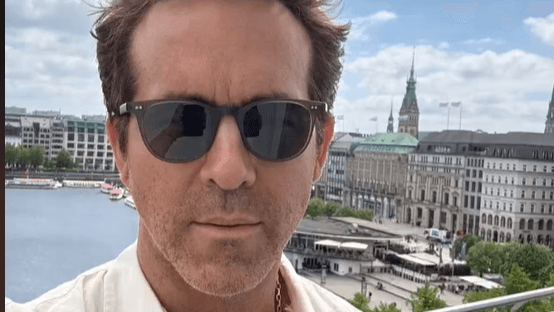 Hollywood-Star Ryan Reynolds auf einem Balkon vor der Binnenalster in seiner Instagram-Story von Dienstag.