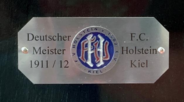 Ein Fehler, der vom Deutschen Meister 1912 bewusst auf die Replik übertragen wurde: „FC“ statt FV Holstein Kiel.