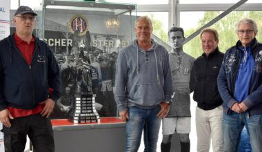 Holstein Kiel stellt Trophäe Victoria aus