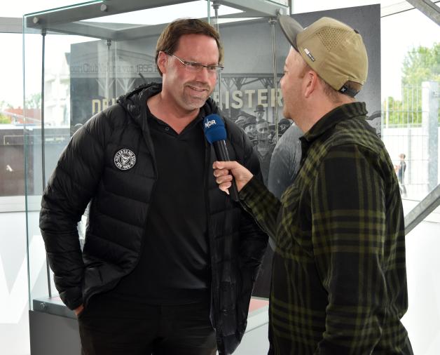 Hatte einige Fragen zur Victoria zu beantworten: Holsteins Clubhistoriker Patrick Nawe (links), hier im Gespräch mit NDR-Rundfunkreporter Samir Chawki.