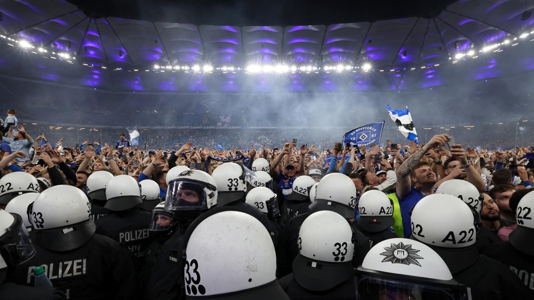 Nach HSV-Aufstieg: Schwerverletzte bei Platzsturm | NDR.de - Nachrichten