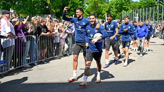 Die HSV-Profis Robert Glatzel (l.) und Ludovit Reis werden von den Fans begrüßt. © Witters 