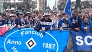 HSV-Fans auf dem Rathausmarkt © NDR / Martin Roschitz 