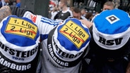 HSV-Fans mit Hüten auf dem Rathausmarkt © picture alliance/dpa | Marcus Brandt 