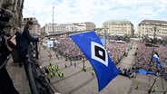 HSV-Fahne wird auf dem Rathaus-Balkon gehisst © Witters 
