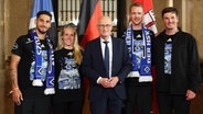 Ludovit Reis, Sarah Stöckmann, Hamburgs Erster Bürgermeister Peter Tschentscher, Sebastian Schonlau und Trainer Merlin Polzin © picture alliance/dpa | Christian Charisius 