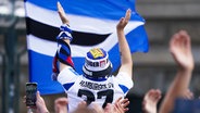 HSV-Fans auf dem Rathausmarkt vor dem Hamburger Rathaus bei der Aufstiegsfeier der HSV-Teams der Frauen und Männer. © picture alliance/dpa | Marcus Brandt 