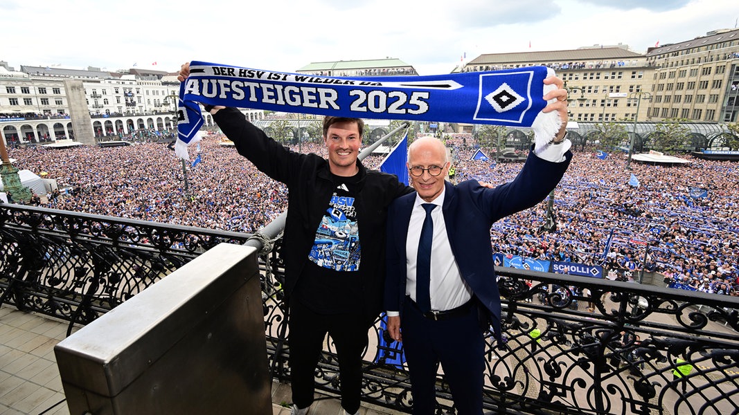 "Der Dino ist zurück": Zehntausende bei HSV-Aufstiegsparty in Hamburg | NDR.de - Sport