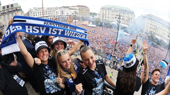 Die HSV-Spielerinnen stehen auf dem Balkon vom Hamburger Rathaus bei der Aufstiegsfeier der HSV-Teams der Frauen und Männer. © Witters/TimGroothuis 