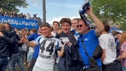HSV-Fans feiern in Hamburg © NDR 