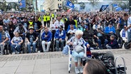 HSV-Kultfan "Oma Eva" feiert am Rathausmarkt die HSV-Teams der Frauen und Männer. © NDR 