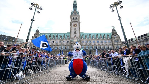 HSV-Maskottchen Dino Hermann steht vor dem Hamburger Rathaus bei der Aufstiegsfeier der HSV-Teams der Frauen und Männer. © Witters/TayDucLam 