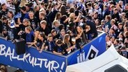 HSV-Fans jubeln bei der Aufstiegsfeier an der Binnenalster den HSV-Teams der Frauen und Männer auf einem Truck zu. © Witters/ValeriaWitters 