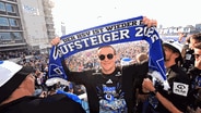Tom Mickel bei der HSV-Feier © Witters/ValeriaWitters 