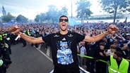 HSV-Spieler Robert Glatzel feiert auf einem Truck den Bundesliga-Aufstieg mit den sich an der Fahrstrecke befindenden Fans. © Witters/TimGroothuis 
