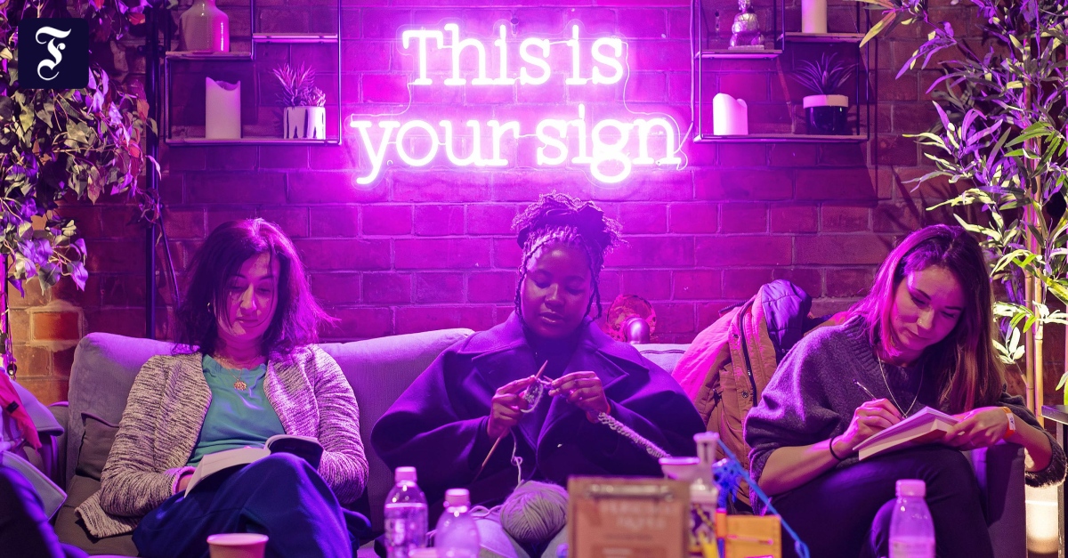 Hype um Buchclubs wie von Dua Lipa und der Seelenstriptease Lesen