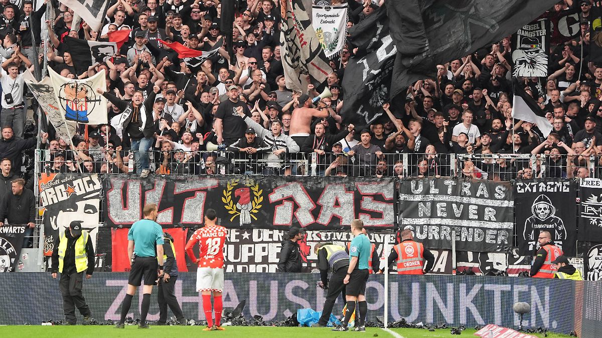Toppmöller verflucht eigene Fans: DFB ermittelt wegen Frankfurter Wurfgeschossen