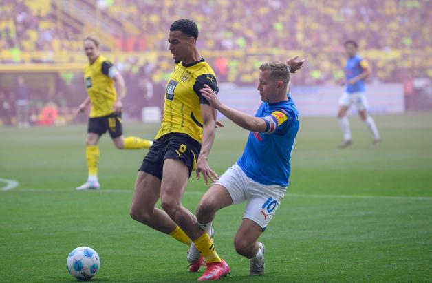 Bitterer Start für Holstein Kiel: Mit diesem Foul an Felix Nmecha leitete Lewis Holtby (rechts) die Niederlage beim BVB ein.