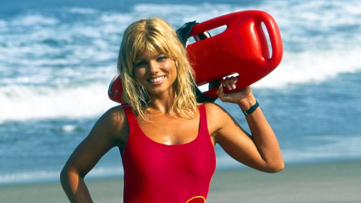 Der rote Badeanzug sitzt noch: Donna D'Errico posiert mit 57 wie einst bei "Baywatch"