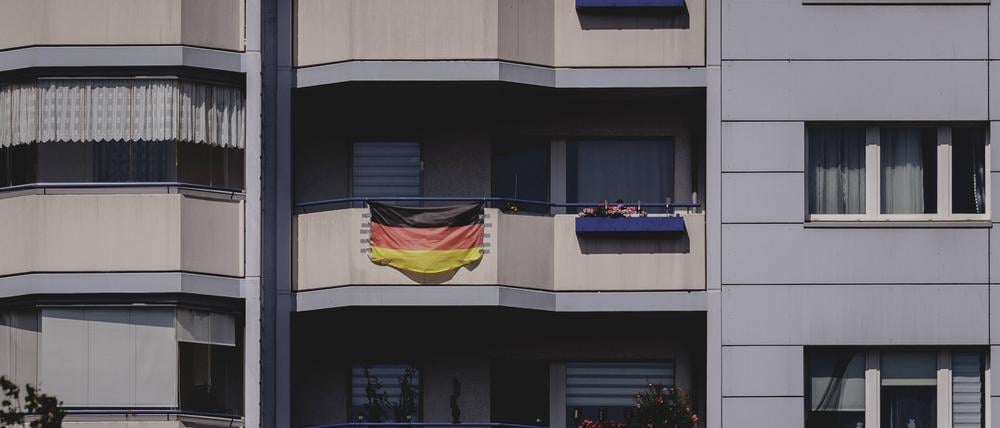 Eine deutsche Flagge an einem Balkon, fotografiert 2024.