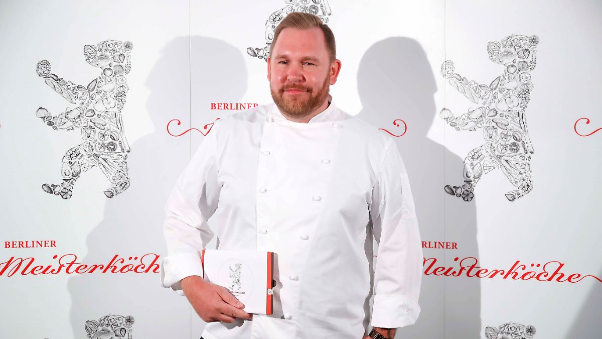 Alexander Oetker geht zu einem essen, der ihn eigentlich nervt