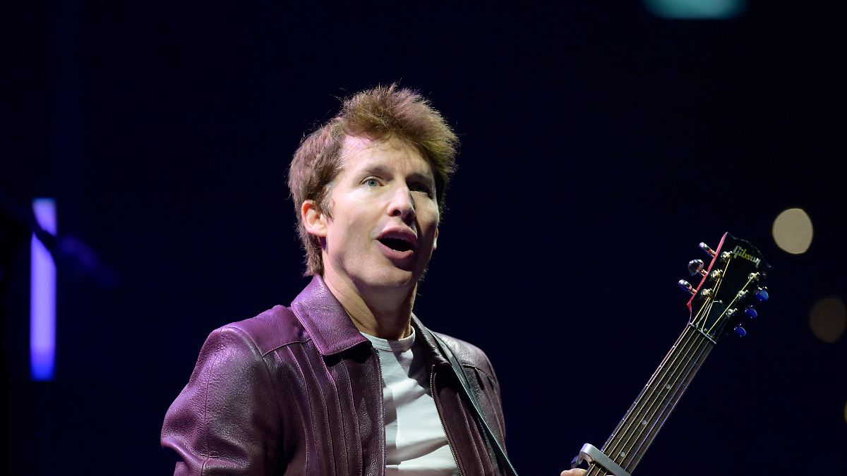 "Es ist ein wenig gruselig": James Blunt spricht über Geschichte hinter "You're Beautiful"