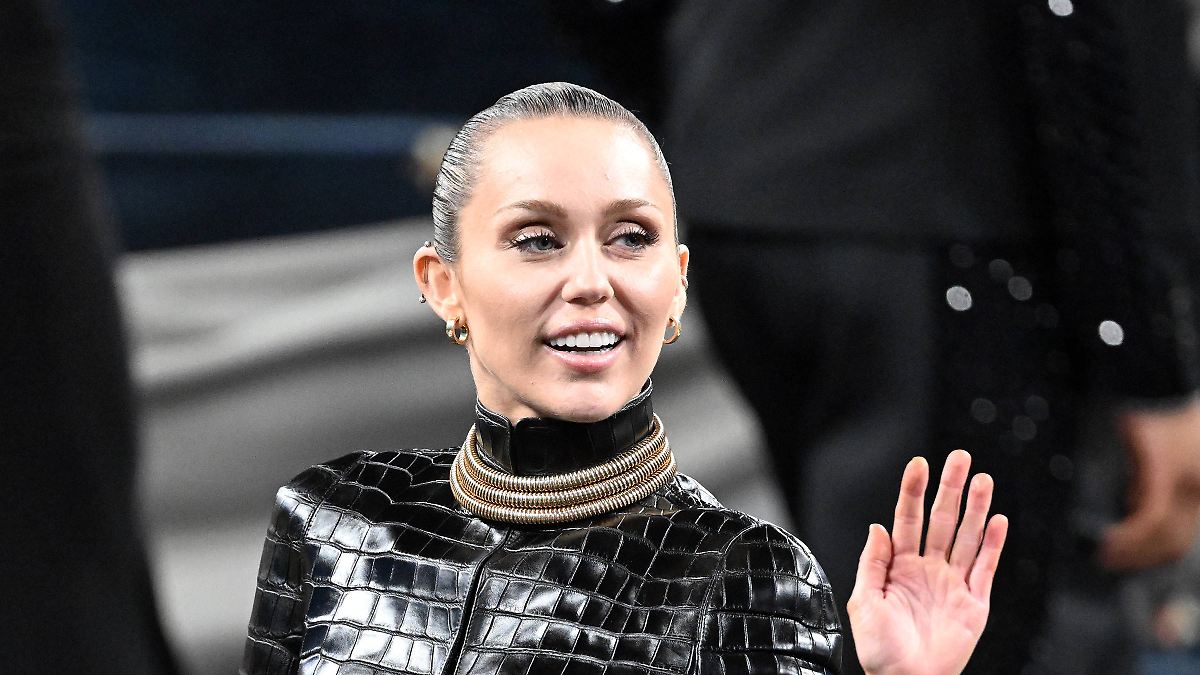 Eierstockzyste geplatzt: Miley Cyrus schildert "traumatischen" Notfall