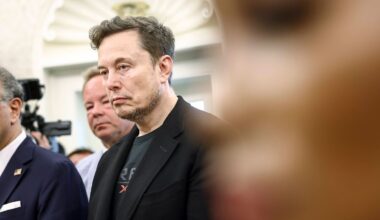 Elon Musk schläft wieder in Konferenz- und Fabrikräumen