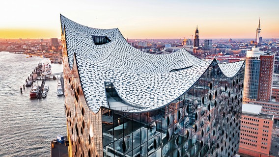 Drohnenaufnahme über das Dach der Elbphilharmonie und Umgebung bei Sonnenaufgang © Elbphilharmonie Foto: Thies Rätzke