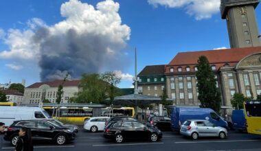 Brand in Spandauer Laubenkolonie greift auf Lagerhallen über