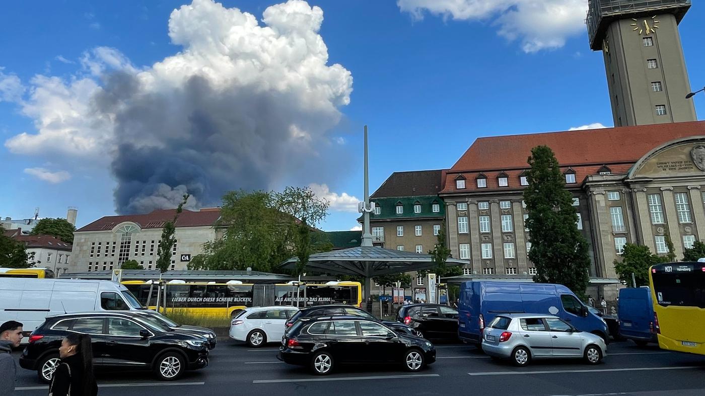 Brand in Spandauer Laubenkolonie greift auf Lagerhallen über