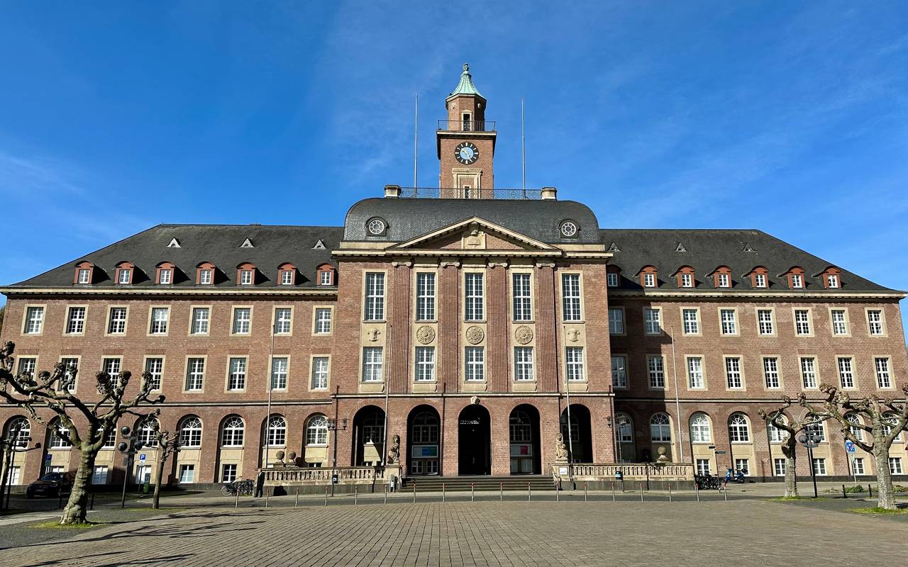 Das Herner Rathaus an einem Frühlingstag.